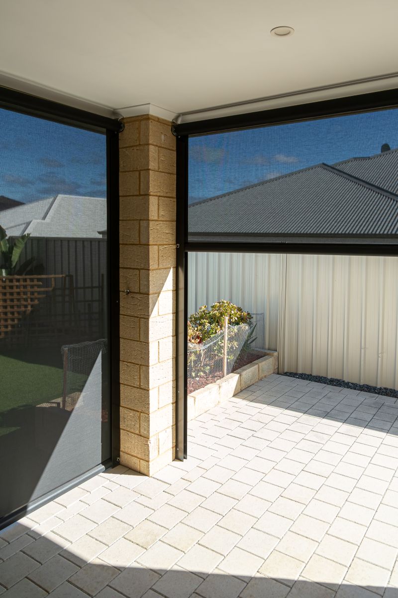 Channel blinds wrapping a brick column corner
